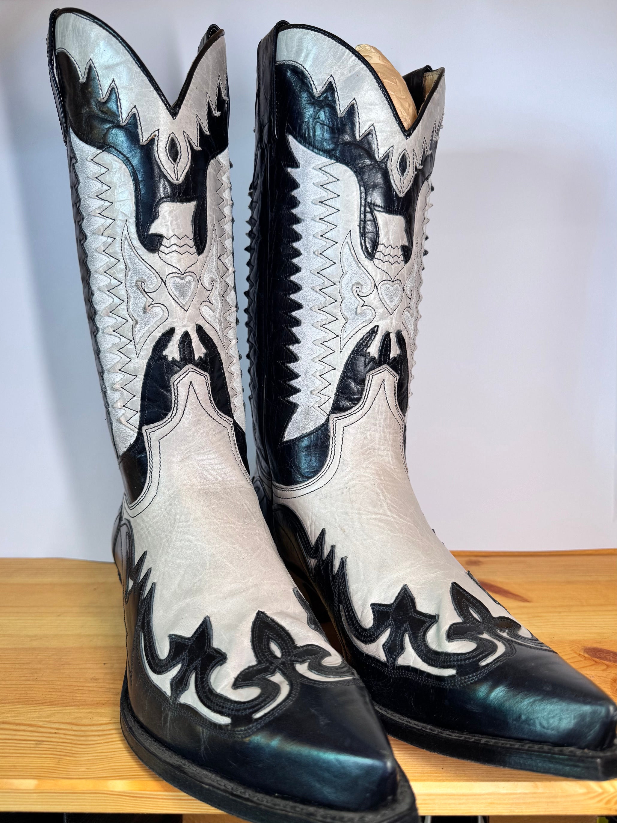 Botas Sendra Cowboy Bicolor Blanco y Negro – Águila Bordada, Puntera Afilada | Talla 45