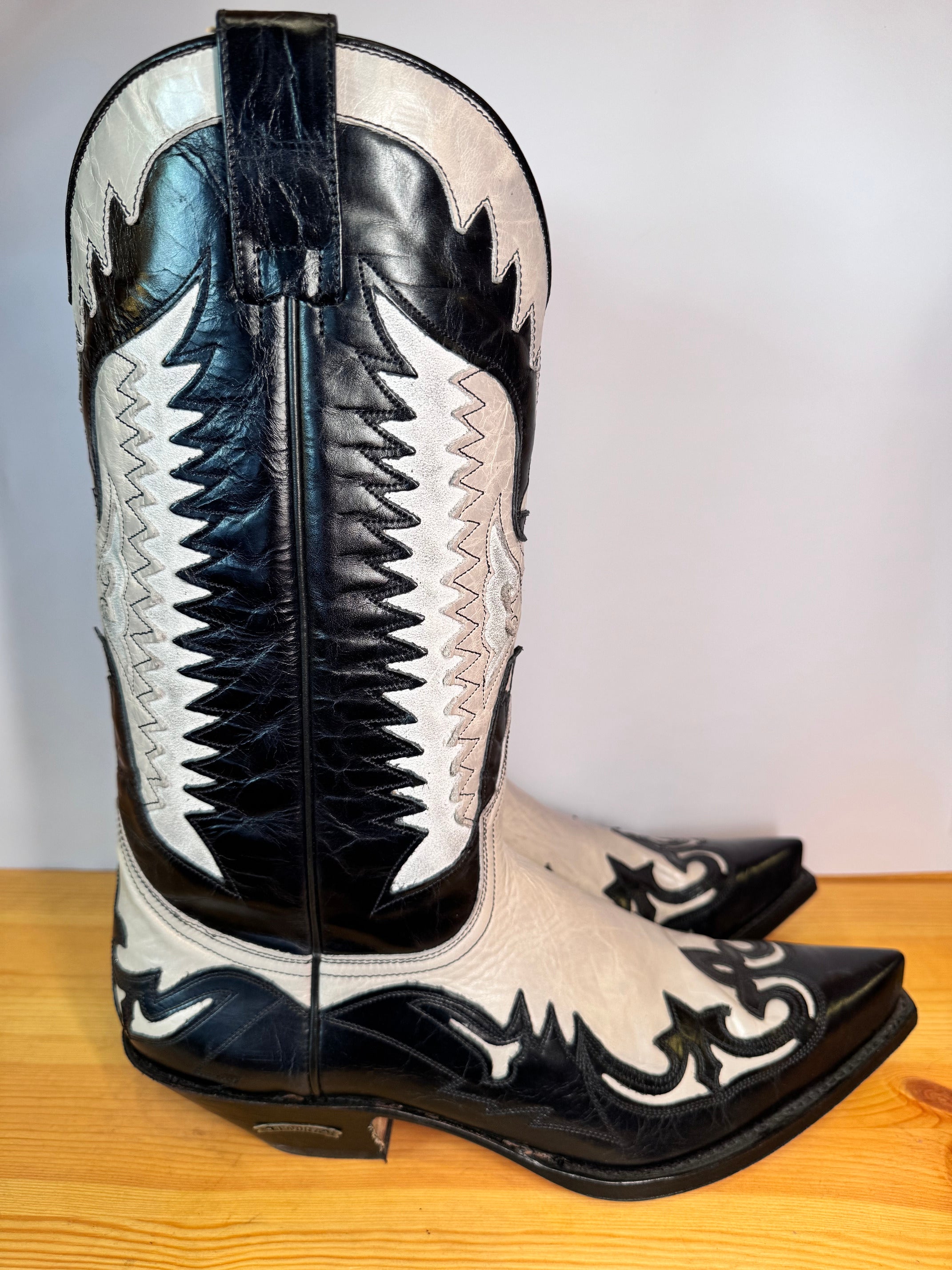 Botas Sendra Cowboy Bicolor Blanco y Negro – Águila Bordada, Puntera Afilada | Talla 45