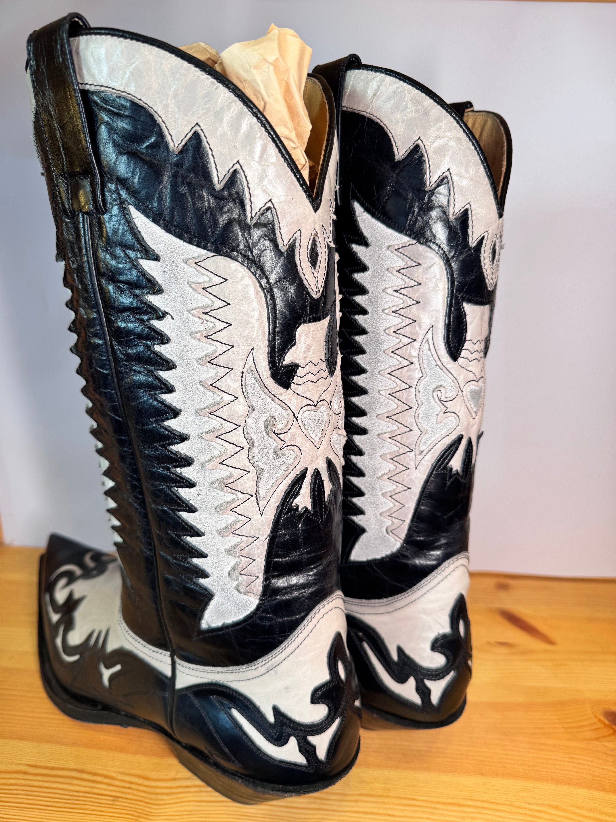 Botas Sendra Cowboy Bicolor Blanco y Negro – Águila Bordada, Puntera Afilada | Talla 45