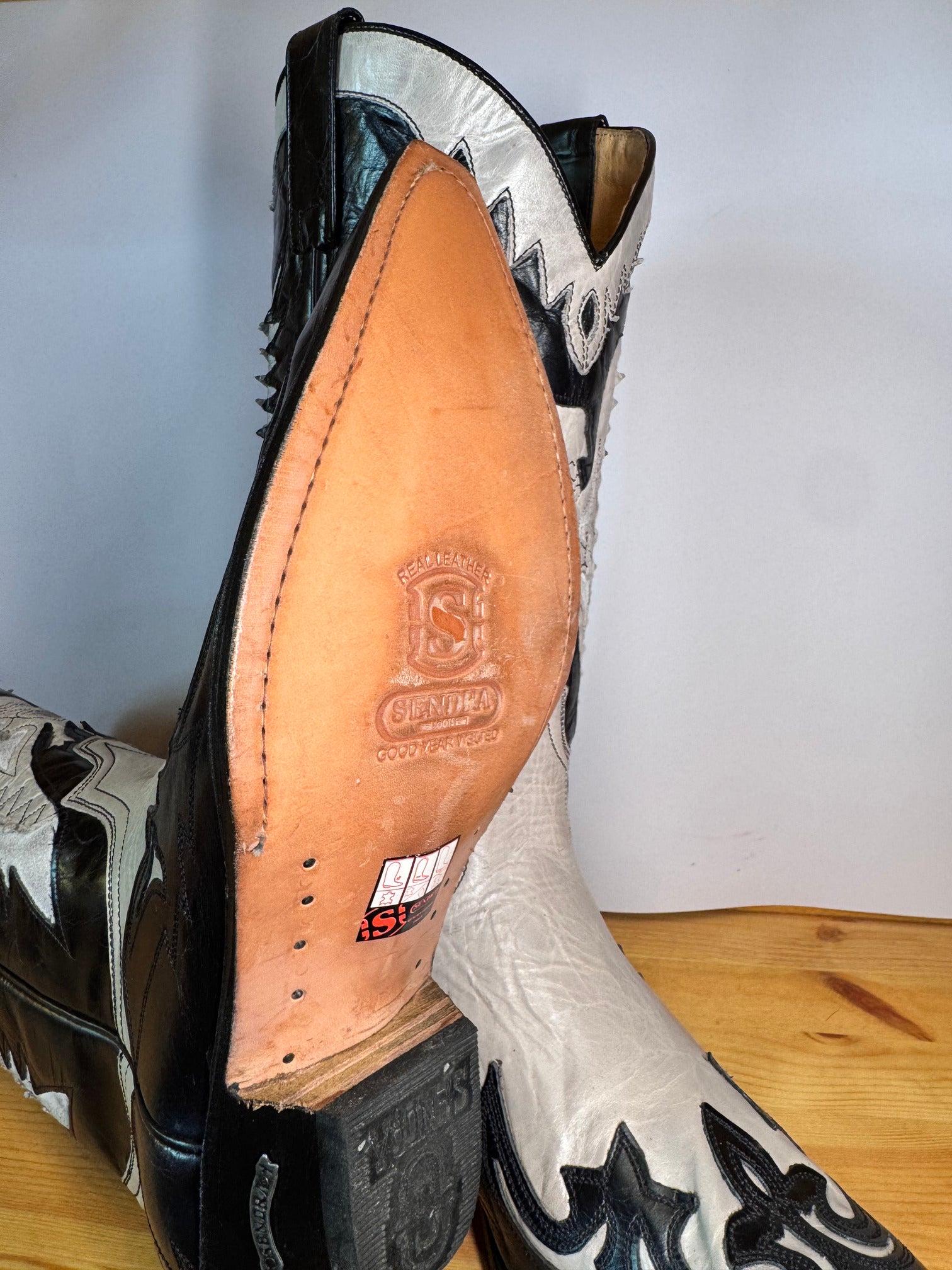 Botas Sendra Cowboy Bicolor Blanco y Negro – Águila Bordada, Puntera Afilada | Talla 45