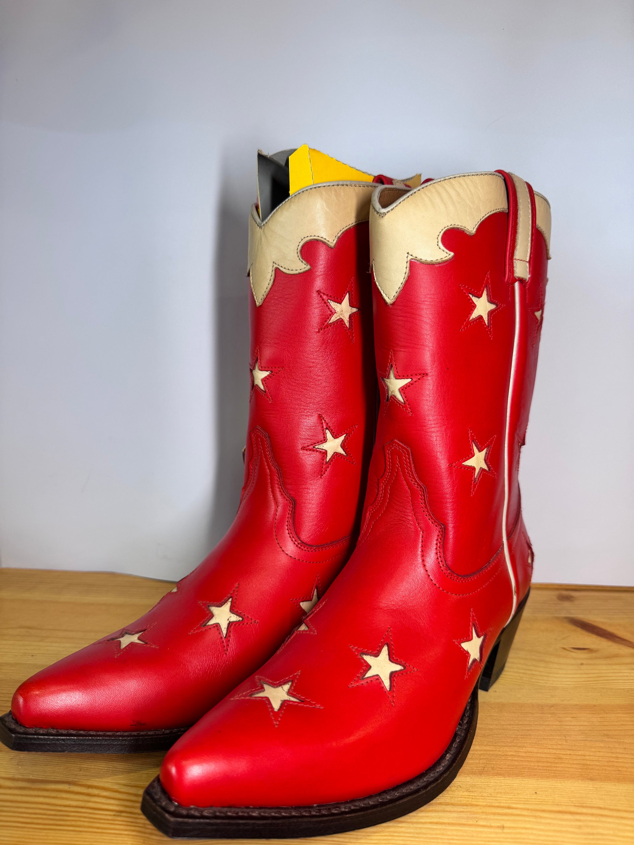 Botas Sendra Cowboy Rojas de Piel con Estrellas Beige – Hechas en España Talla 39
