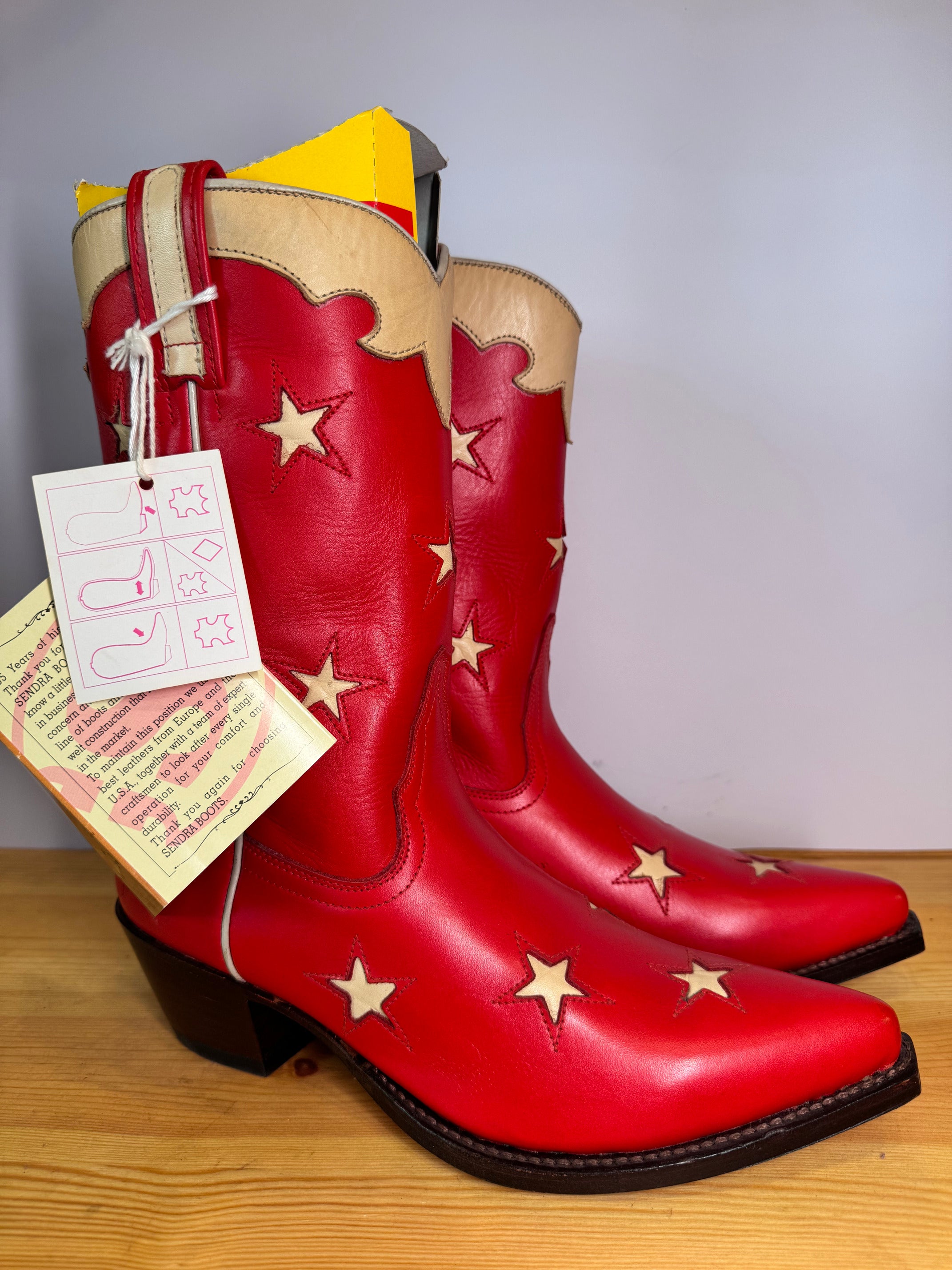 Botas Sendra Cowboy Rojas de Piel con Estrellas Beige – Hechas en España Talla 39