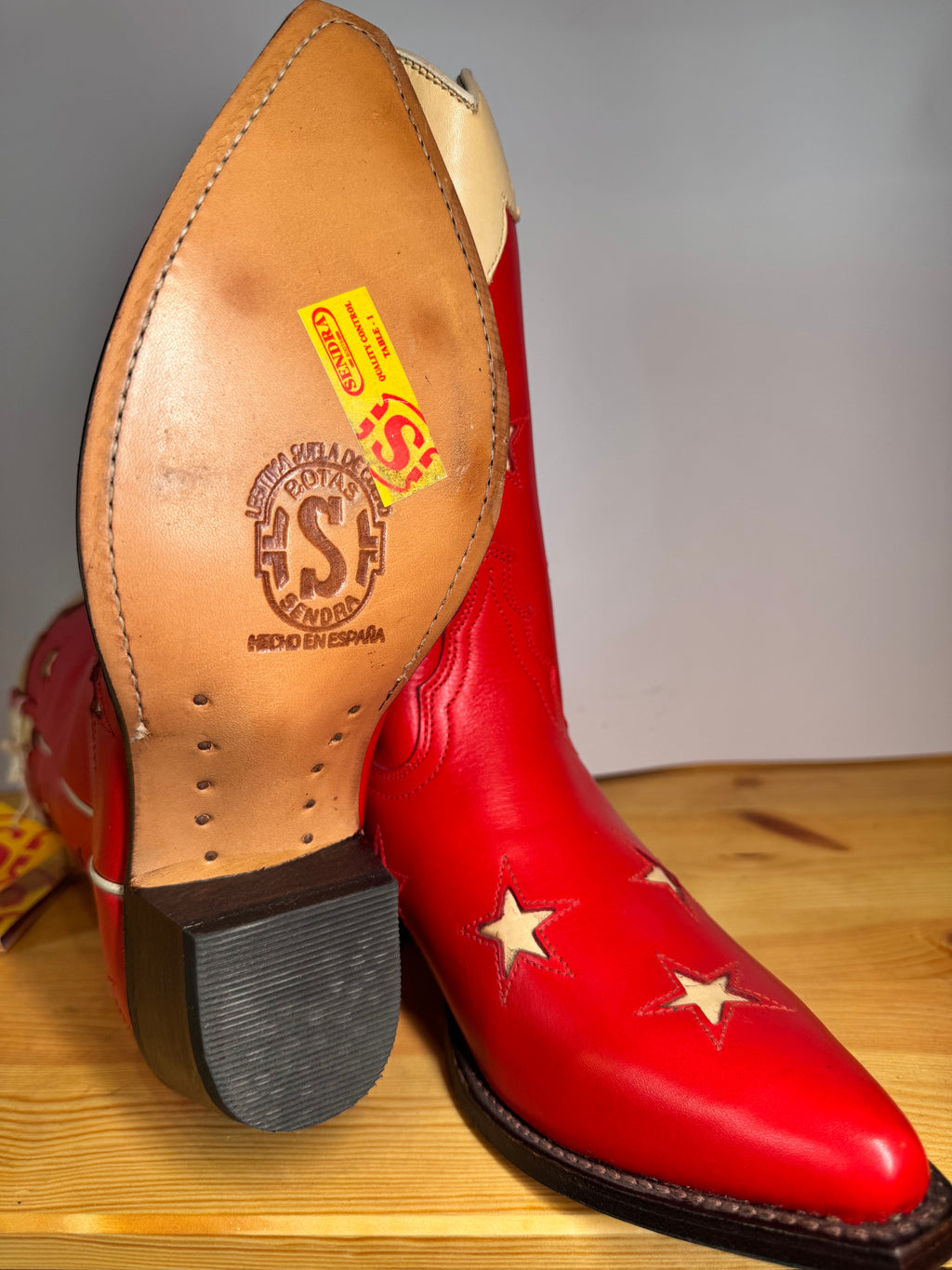 Botas Sendra Cowboy Rojas de Piel con Estrellas Beige – Hechas en España Talla 39