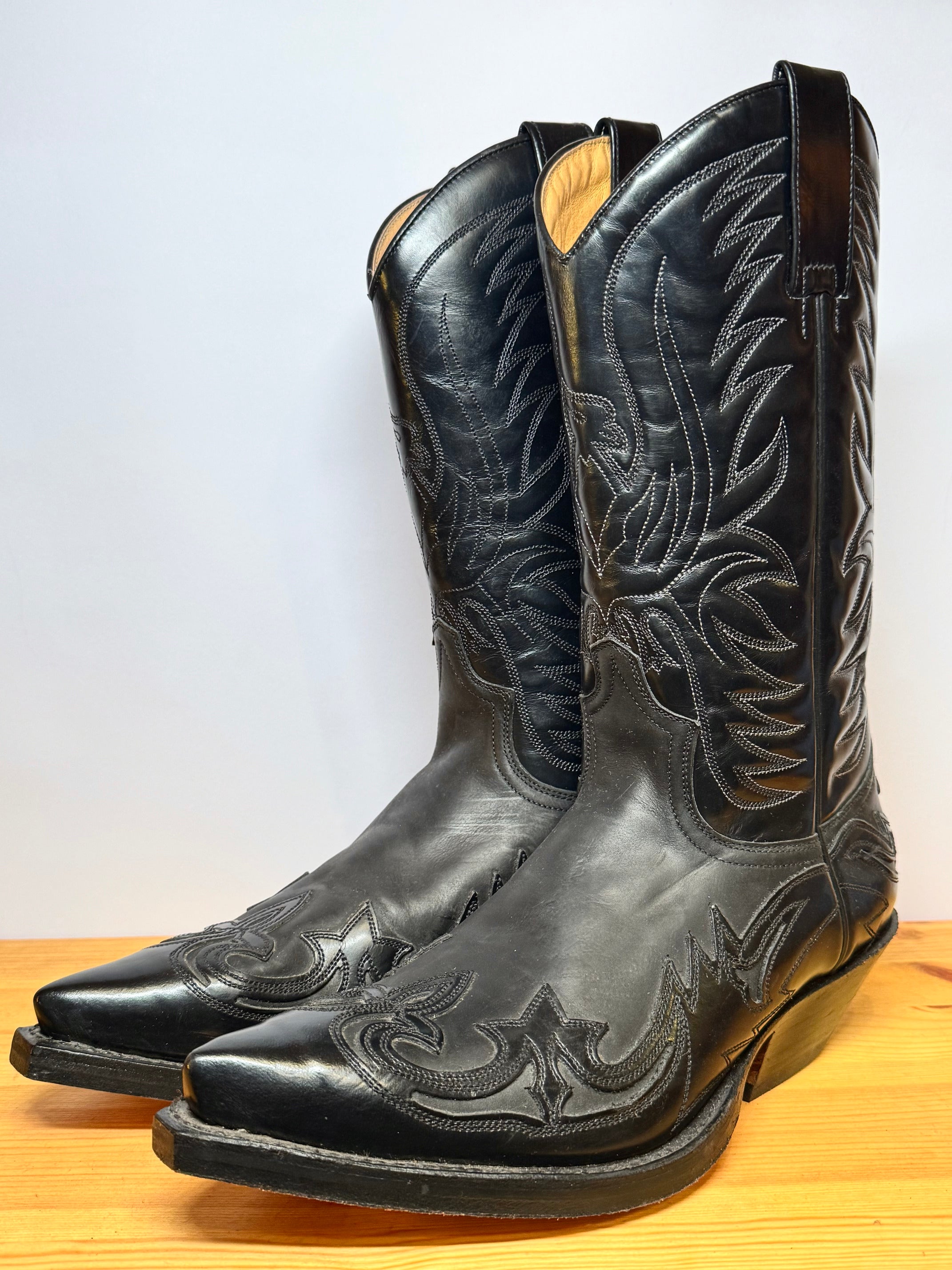 Botas Cowboy Sendra Negras – Bordados Flame Talla 41 EU / 7.5–8 US