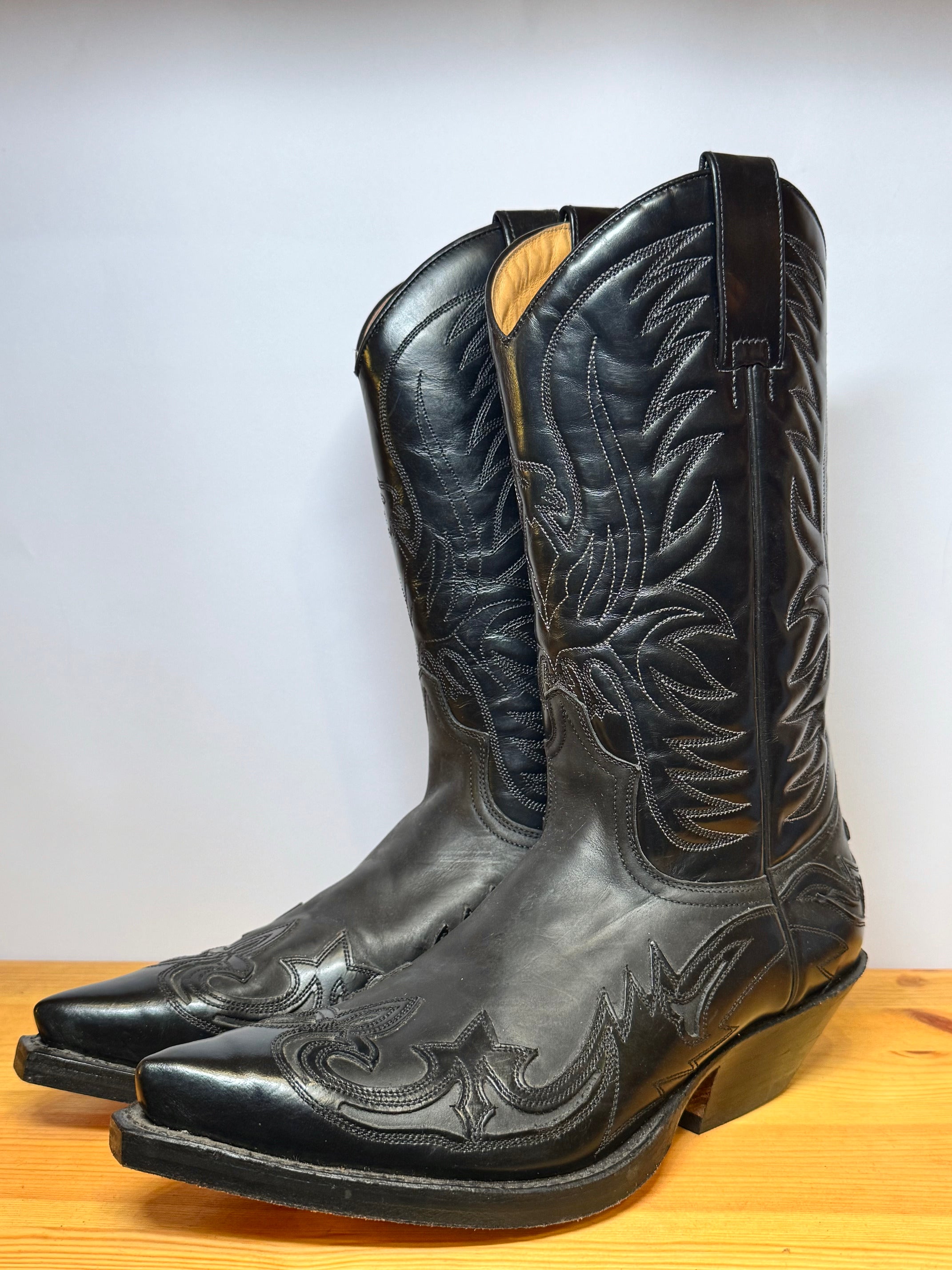 Botas Cowboy Sendra Negras – Bordados Flame Talla 41 EU / 7.5–8 US