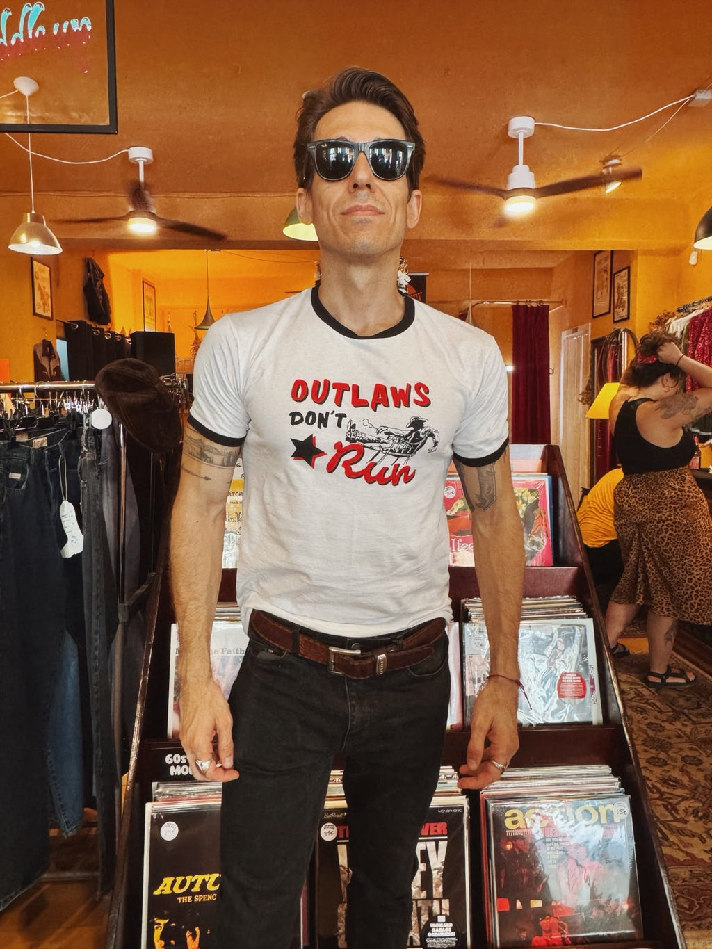 Camiseta Outlaws Don’t Run