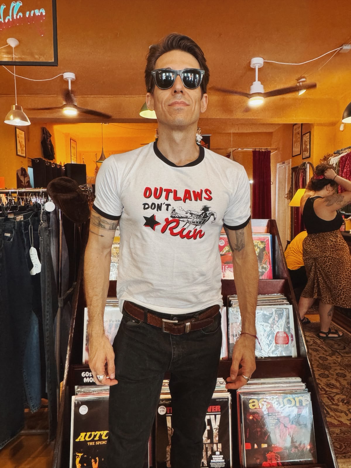 Camiseta Outlaws Don’t Run