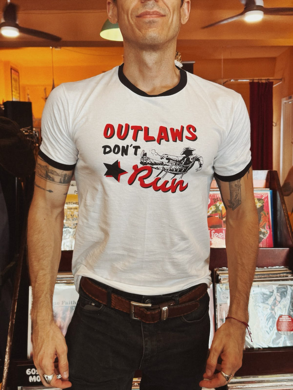 Camiseta Outlaws Don’t Run