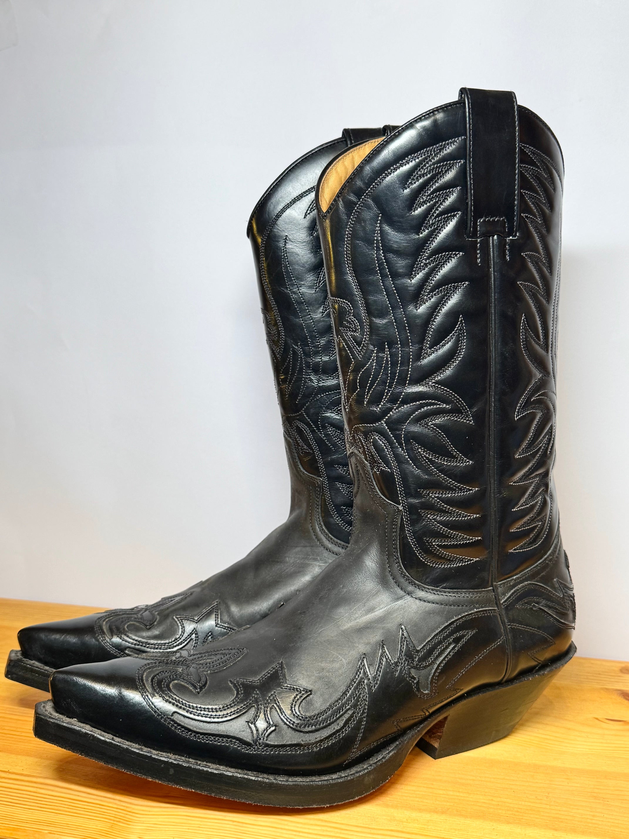 Botas Cowboy Sendra Negras – Bordados Flame Talla 41 EU / 7.5–8 US